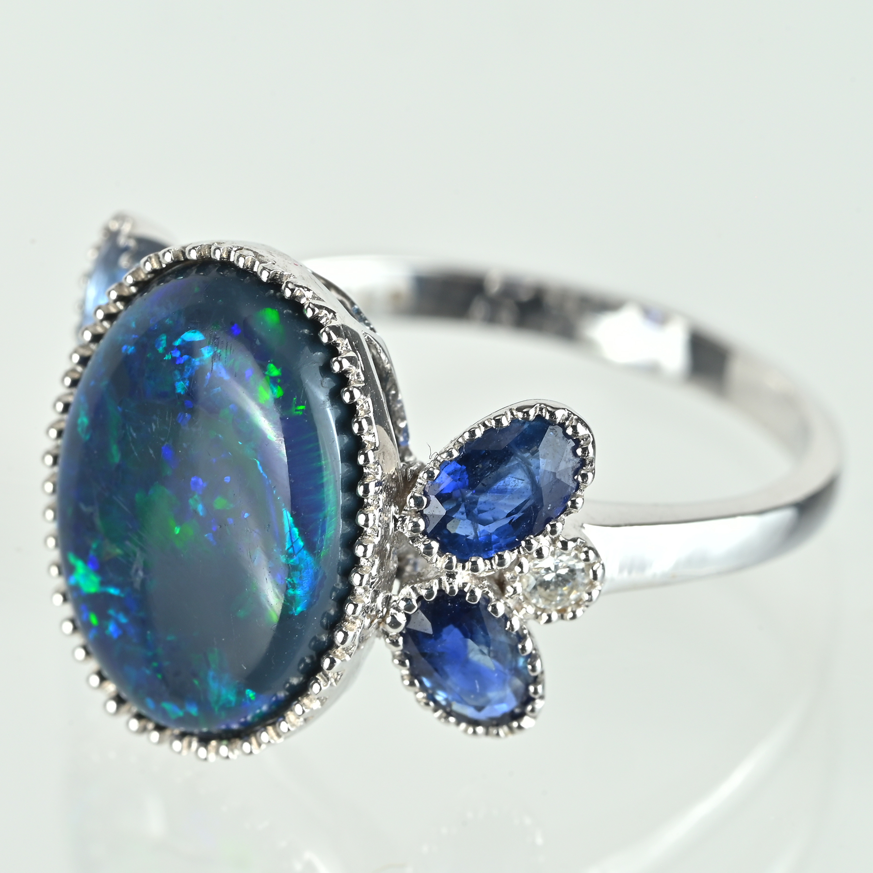 ブラックオパール·サファイアリング K18WG BO4.10ct S1.19ct D0.07ct - 画像 (3)